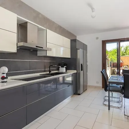 Maison Des Amis - With Parking, Private Courtyard And Wifi شقة